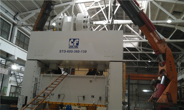 600沖床吊裝作業